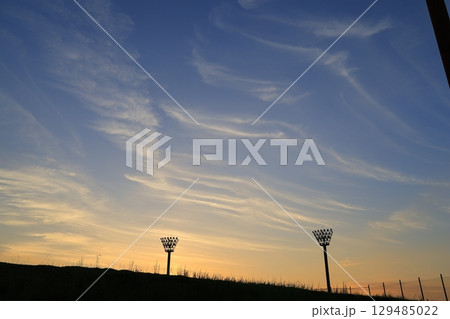 夕日に照らされる雲 129485022