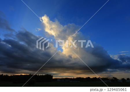 夕日に照らされる雲 129485061