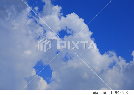 青空に浮かぶ雲 129485102