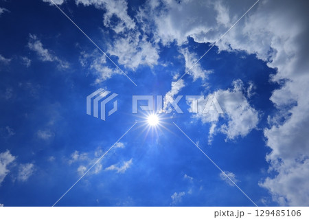 青空に浮かぶ雲 青空に浮かぶ雲 129485106