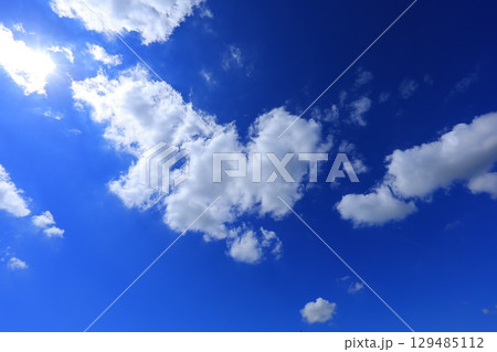 青空に浮かぶ雲 青空に浮かぶ雲 129485112