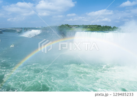 虹のかかるナイアガラフォールズとナイアガラ川 / Niagara Falls 129485233