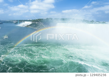 虹のかかるナイアガラフォールズとナイアガラ川 / Niagara Falls 129485236