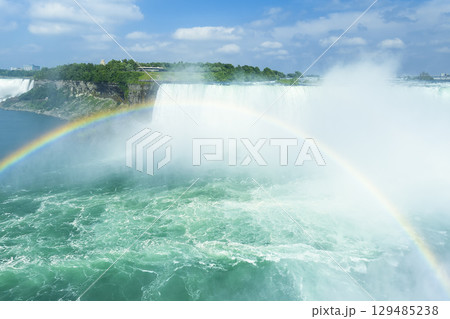 虹のかかるナイアガラフォールズとナイアガラ川 / Niagara Falls 129485238