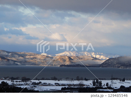 冬の朝、猪苗代湖対岸の雪山に朝日が当たる。印象的で綺麗だ。 129485546