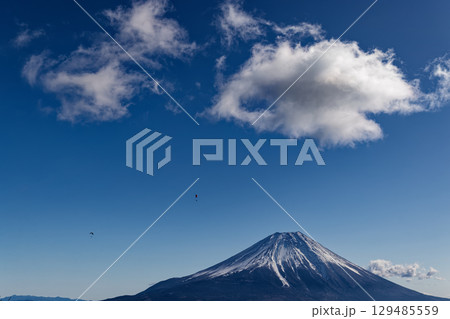 毛無山から見る冬の富士山とパラグライダー 129485559