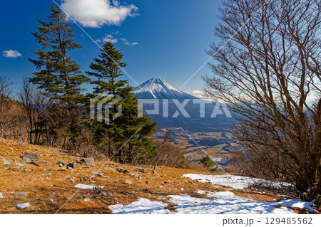 冬の毛無山山頂から見る朝霧高原と富士山 129485562