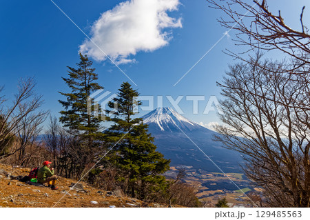 冬の毛無山山頂から見る朝霧高原と富士山 129485563