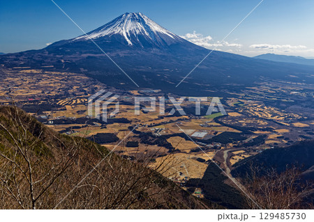 冬の毛無山稜線から見る朝霧高原と富士山 129485730