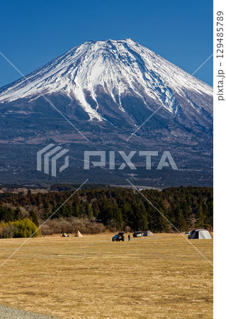 朝霧高原のキャンプ場と冬の富士山 129485789