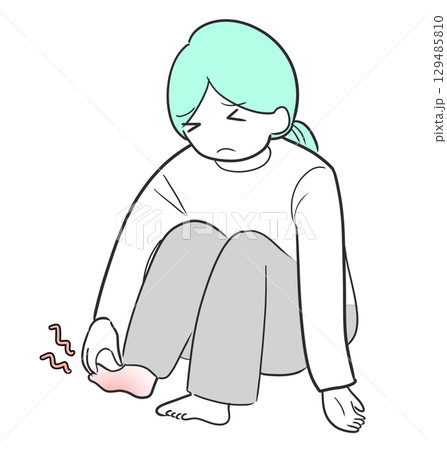 足がつって痛みを感じる女性のイラスト｜足がつる,女性,痛み,座る 129485810