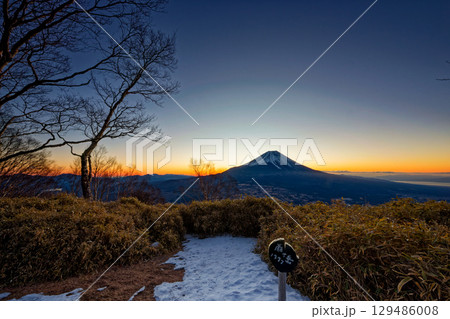 朝霧高原・雨ヶ岳から見る夜明け間近の富士山 129486008