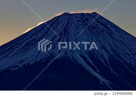 朝霧高原・雨ヶ岳から見る日の出間近の雪煙上がる富士山 129486066