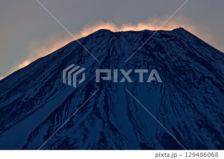 朝霧高原・雨ヶ岳から見る日の出間近の雪煙上がる富士山 129486068