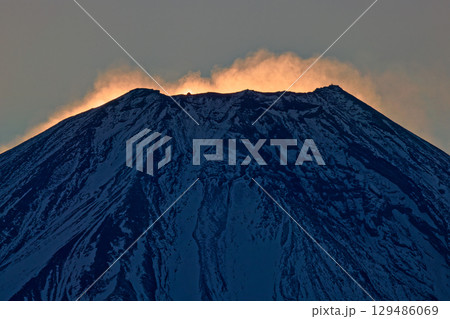 朝霧高原・雨ヶ岳から見る日の出間近の雪煙上がる富士山 129486069