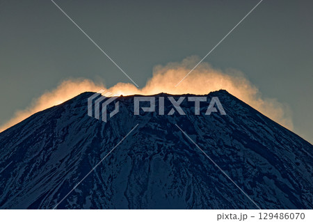 朝霧高原・雨ヶ岳から見る日の出間近の雪煙上がる富士山 129486070