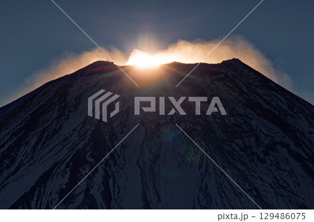 雨ヶ岳山頂から見るダイヤモンド富士 129486075