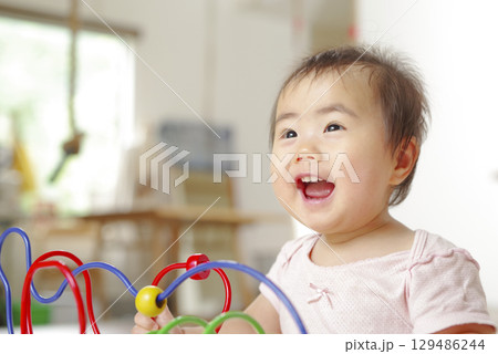 室内で遊ぶ赤ちゃんのポートレート 室内で遊ぶ赤ちゃんのポートレート 129486244