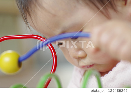 真剣に遊ぶ赤ちゃんのポートレート 真剣に遊ぶ赤ちゃんのポートレート 129486245