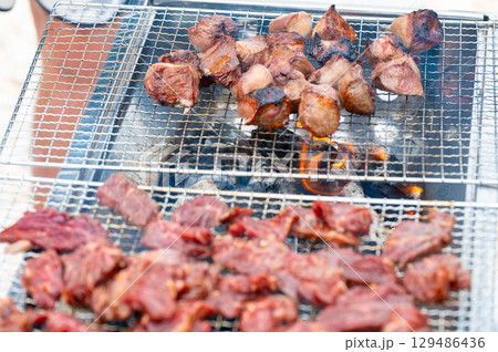 バーベキューで焼かれる肉 129486436