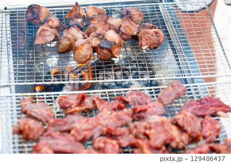 バーベキューで焼かれる肉 129486437