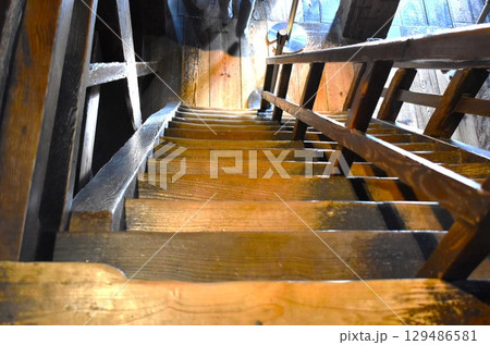 冬空にそびえる国宝松江城天守の階段 129486581