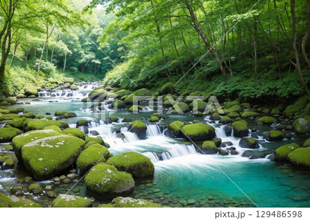森の中の神秘的な水の流れ 129486598