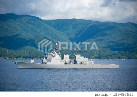 新潟・佐渡島　両津湾で演習中の護衛艦「こんごう」 129486613