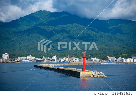 佐渡島・両津港の町並みとおけさ灯台 佐渡島・両津港の町並みとおけさ灯台 129486616