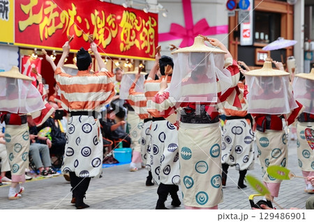 帯屋町で踊るよさこい祭り 129486901