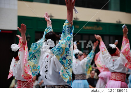 帯屋町で踊るよさこい祭り 帯屋町で踊るよさこい祭り 129486941