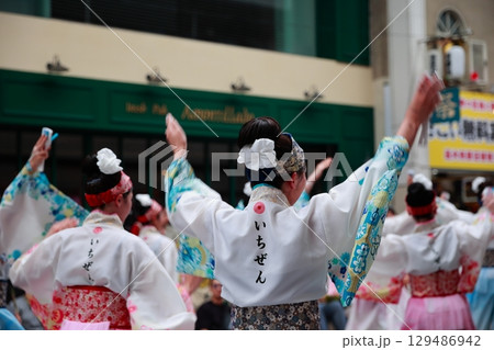帯屋町で踊るよさこい祭り 帯屋町で踊るよさこい祭り 129486942