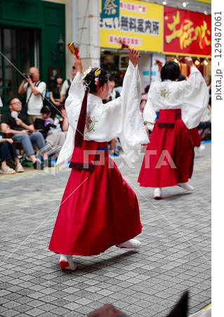 帯屋町で踊るよさこい祭り 129487061