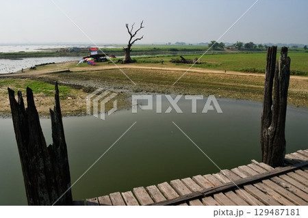 ミャンマー、アマラプラ、ウーベイン橋、世界最長の木造橋、タウンタマン湖 ミャンマー、アマラプラ、ウーベイン橋、世界最長の木造橋、タウンタマン湖 129487181