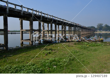 ミャンマー、アマラプラ、ウーベイン橋、世界最長の木造橋、タウンタマン湖、カラフルなボート ミャンマー、アマラプラ、ウーベイン橋、世界最長の木造橋、タウンタマン湖、カラフルなボート 129487189