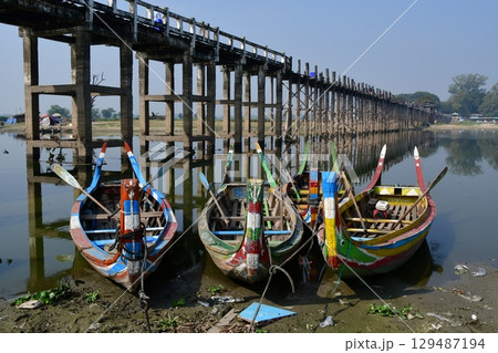 ミャンマー、アマラプラ、ウーベイン橋、世界最長の木造橋、カラフルなボート、タウンタマン湖 ミャンマー、アマラプラ、ウーベイン橋、世界最長の木造橋、カラフルなボート、タウンタマン湖 129487194