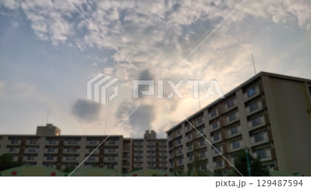 夕暮れの団地 129487594