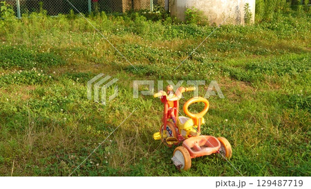 カラフルな三輪車 カラフルな三輪車 129487719