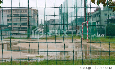 雨上がりのグランド 129487848
