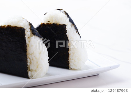 おにぎり - 炊き立てのごはんで握った、おいしそうなにぎりめし 129487968