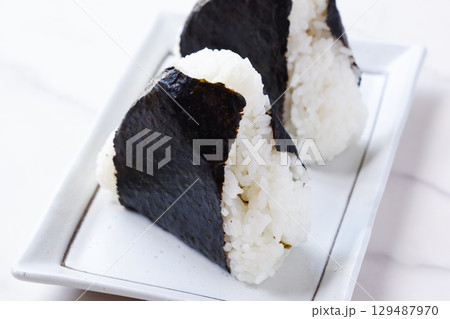 おにぎり - 炊き立てのごはんで握った、おいしそうなにぎりめし 129487970