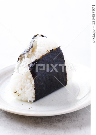 おにぎり - 炊き立てのごはんで握った、おいしそうなにぎりめし おにぎり - 炊き立てのごはんで握った、おいしそうなにぎりめし 129487971