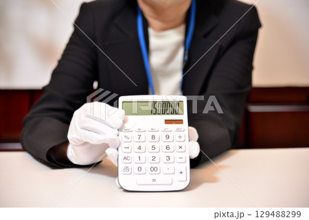 査定金額を提示する鑑定士イメージ 129488299