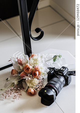 花束とカメラのイメージ画像　 129488472