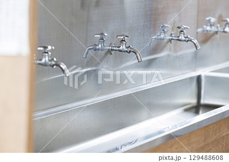 小学校の水飲み場　水道　蛇口の懐かしいイメージ画像 129488608