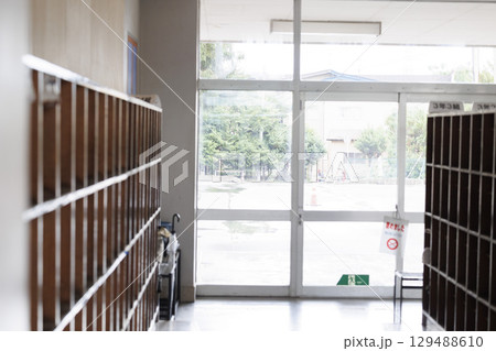 誰もいない小学校の廊下 昇降口 誰もいない小学校の廊下 昇降口 129488610