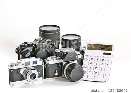 カメラを査定する鑑定士イメージ 129488641