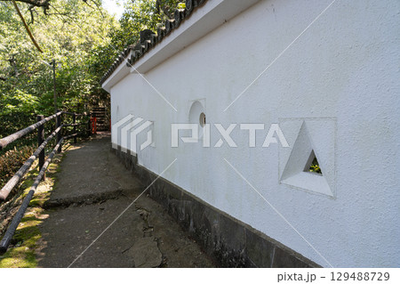 岐阜県岐阜市 狭間のある白壁と岐阜城への登城道 岐阜県岐阜市 狭間のある白壁と岐阜城への登城道 129488729