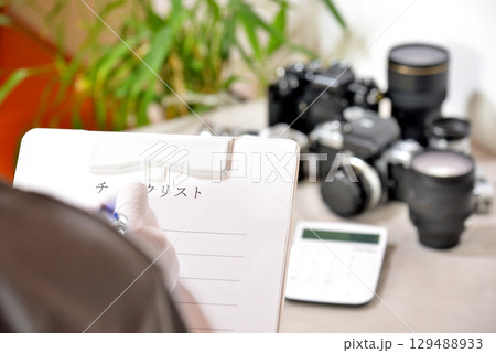カメラを査定する鑑定士イメージ 129488933
