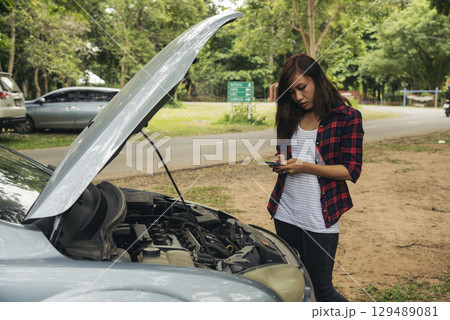 Women fix car call for help use phone calling...の写真素材 [129489081] - PIXTA
